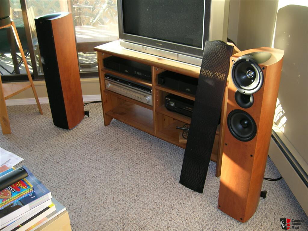kef-q4-tower-loudspeakers-photo-167118-canuck-audio-mart