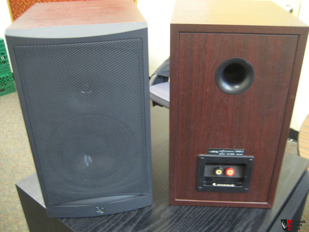 Pair of Infinity Reference 2000.2 bookshelf speakers in excellent