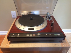 Beautiful Denon DP-50F turntable, in MINT condition For Sale
