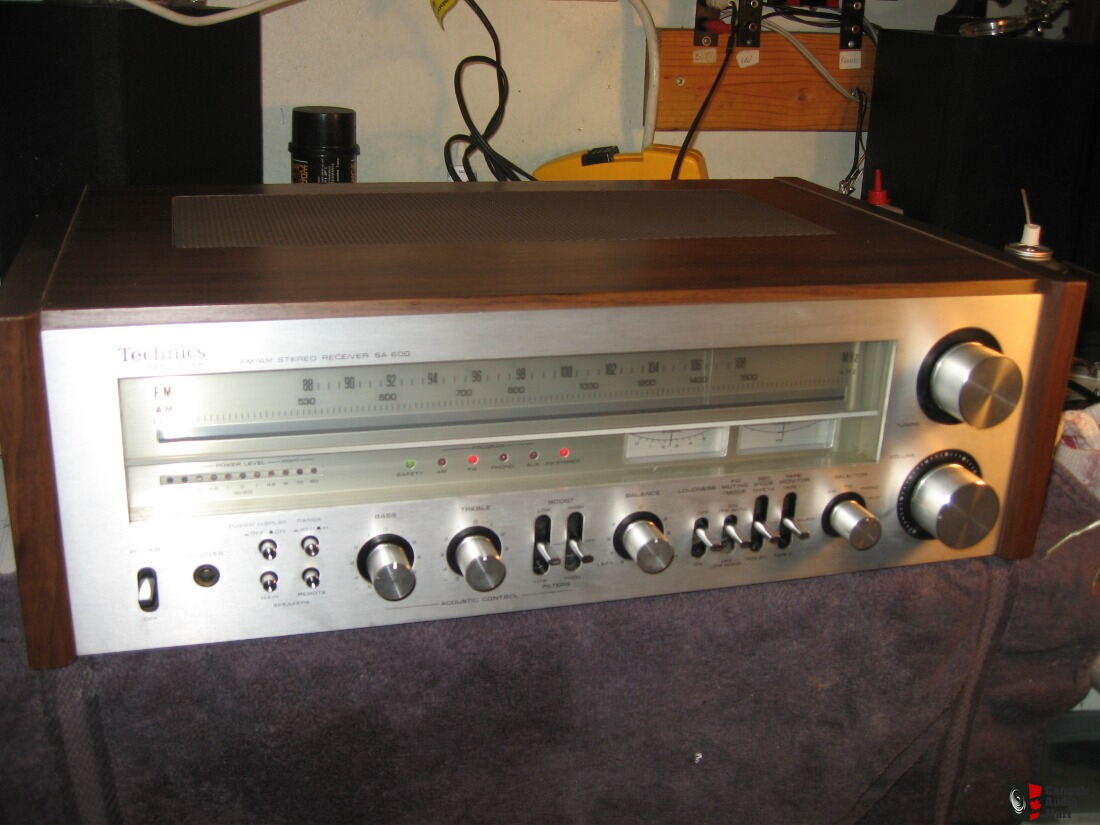 Vintage Technics SA-600 AM/FM Stereo Receiver-A Classic !!