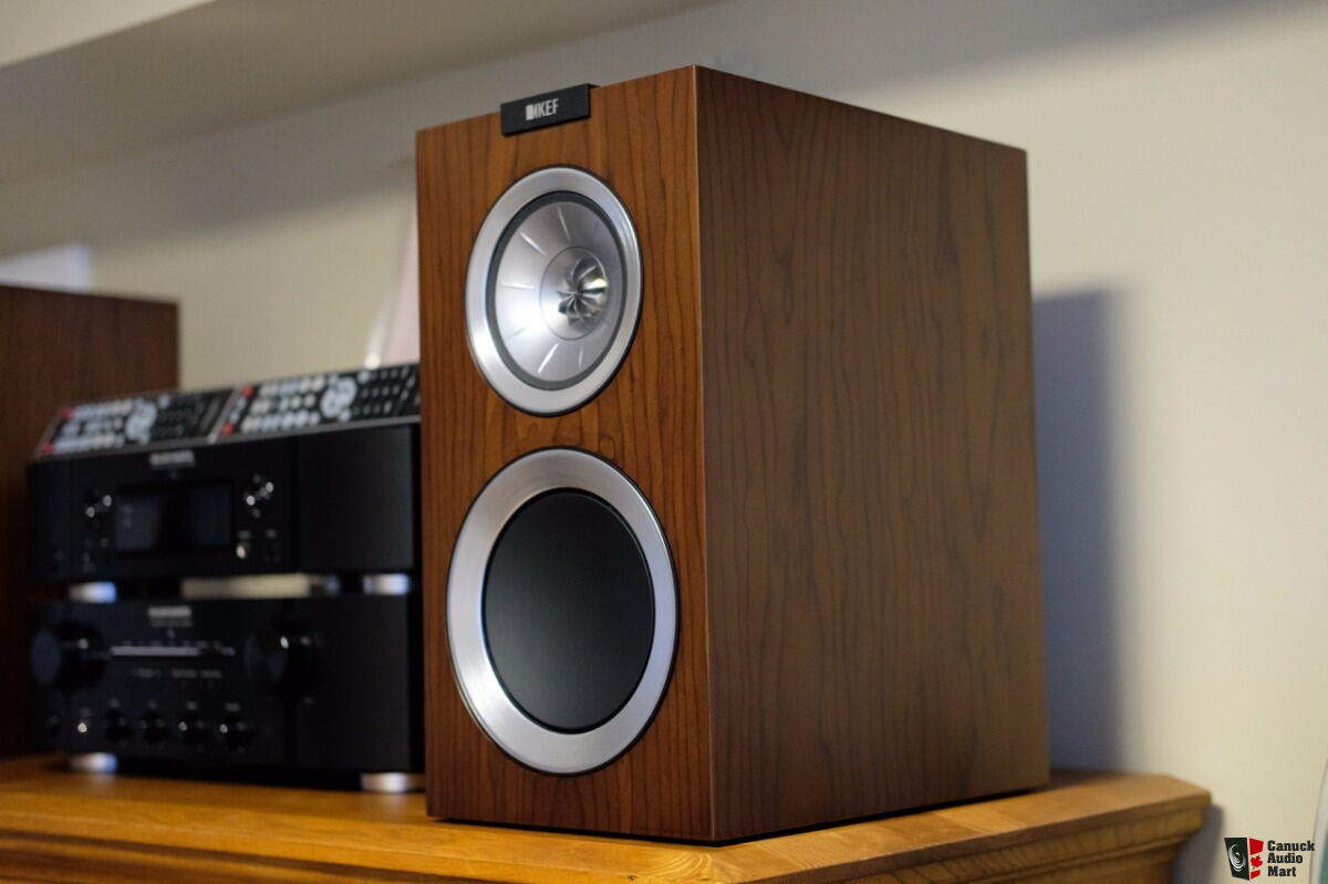 KEF R300 Bookshelf Speakers in Walnut Photo #1669811 - US Audio Mart