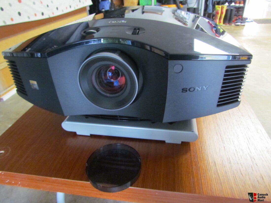 Sony VPL-HW10 Projector local pickup only Photo #1965409 - US