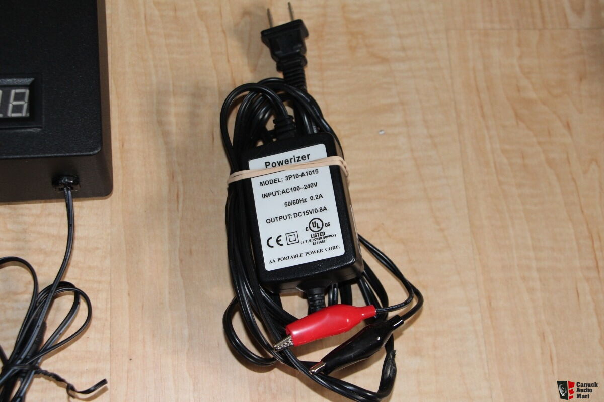 Dan Santoni 12 volt DC power supply with batteries (9 to 14v) Photo