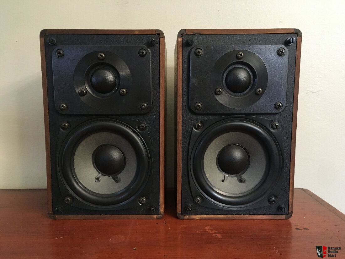 Realistic Minimus 7W Bookshelf Speakers Walnut Wood Cabinets Photo ...