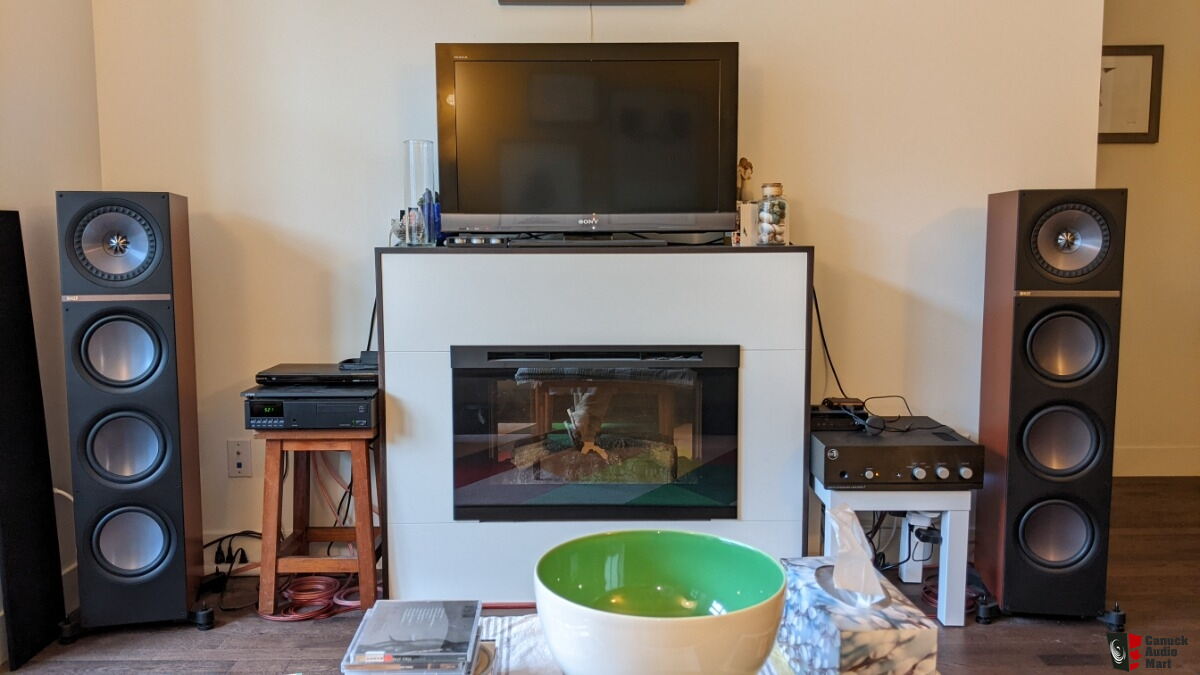 KEF Q900 2.5-way floorstanding speakers (Burnaby, BC) For Sale