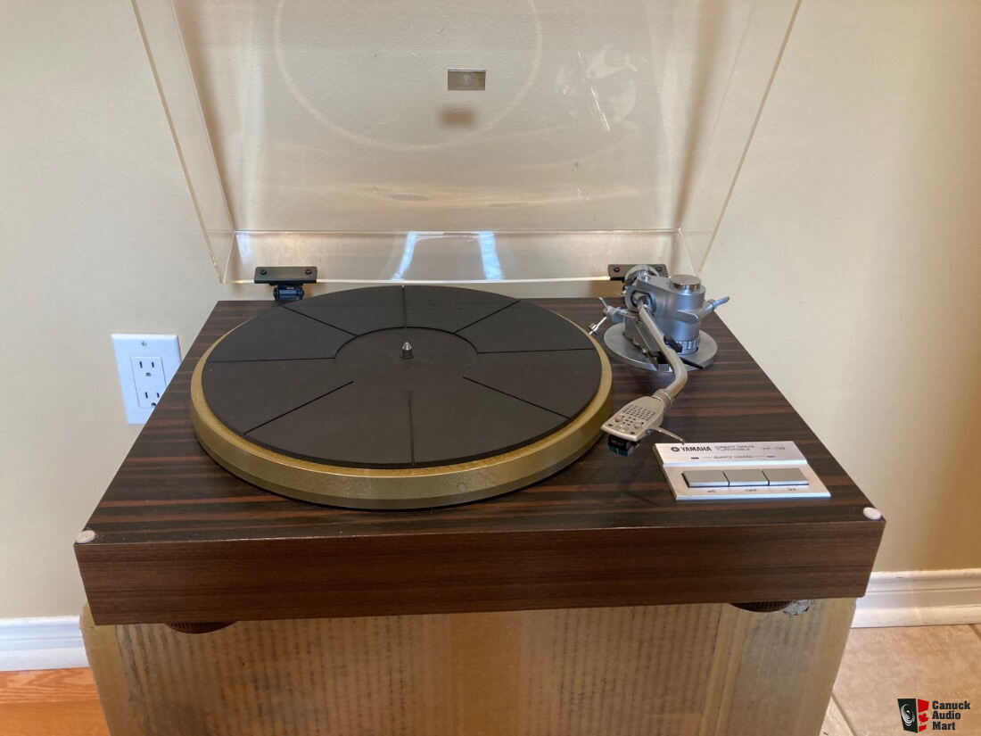 Yamaha YP D9 direct drive turntable in excellent condition REDUCED