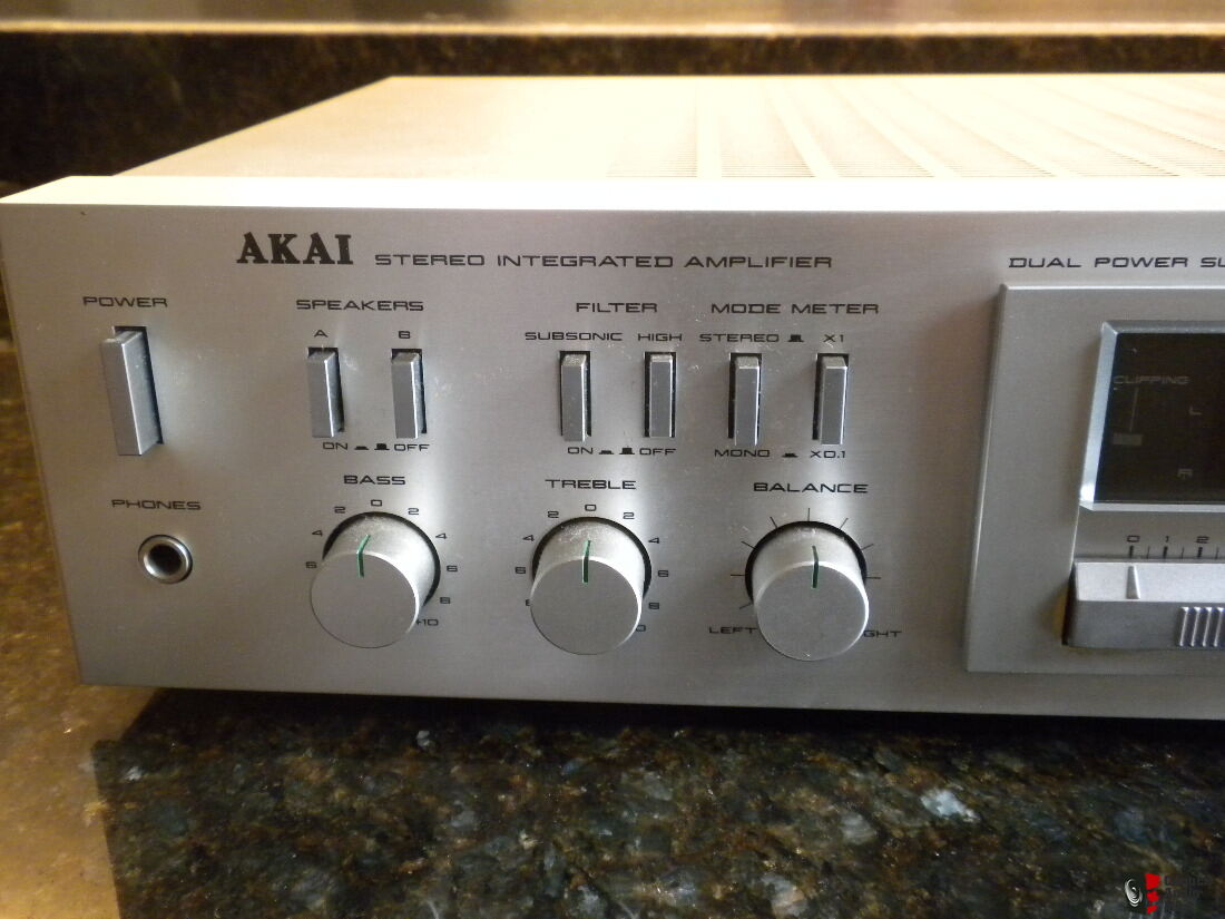 Akai integrated amplifier model AM-U02 and matching Akai model AT-K02 ...