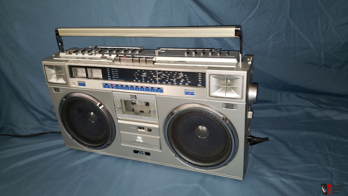 I tried actually using a palm-sized 'Showa mini radio-cassette' that can insert