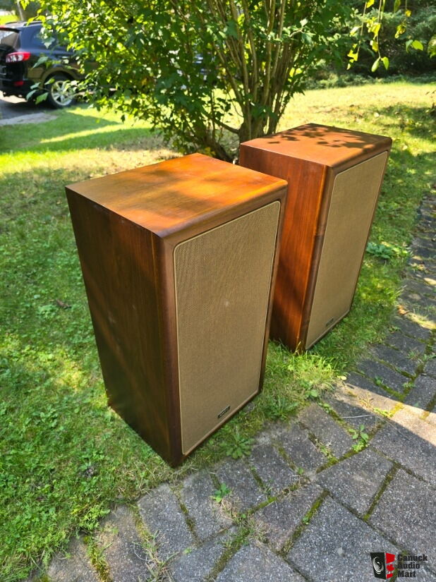advent-5012w-floor-standing-speakers-photo-5276358-canuck-audio-mart